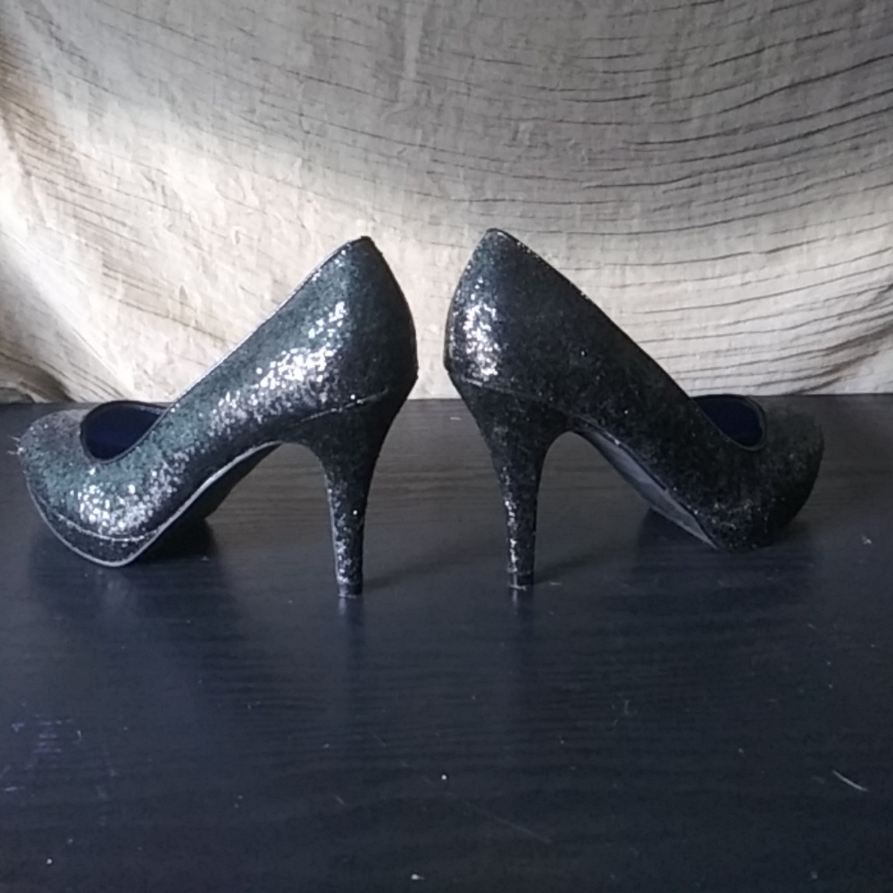 Shoes - Picture 4 of 4